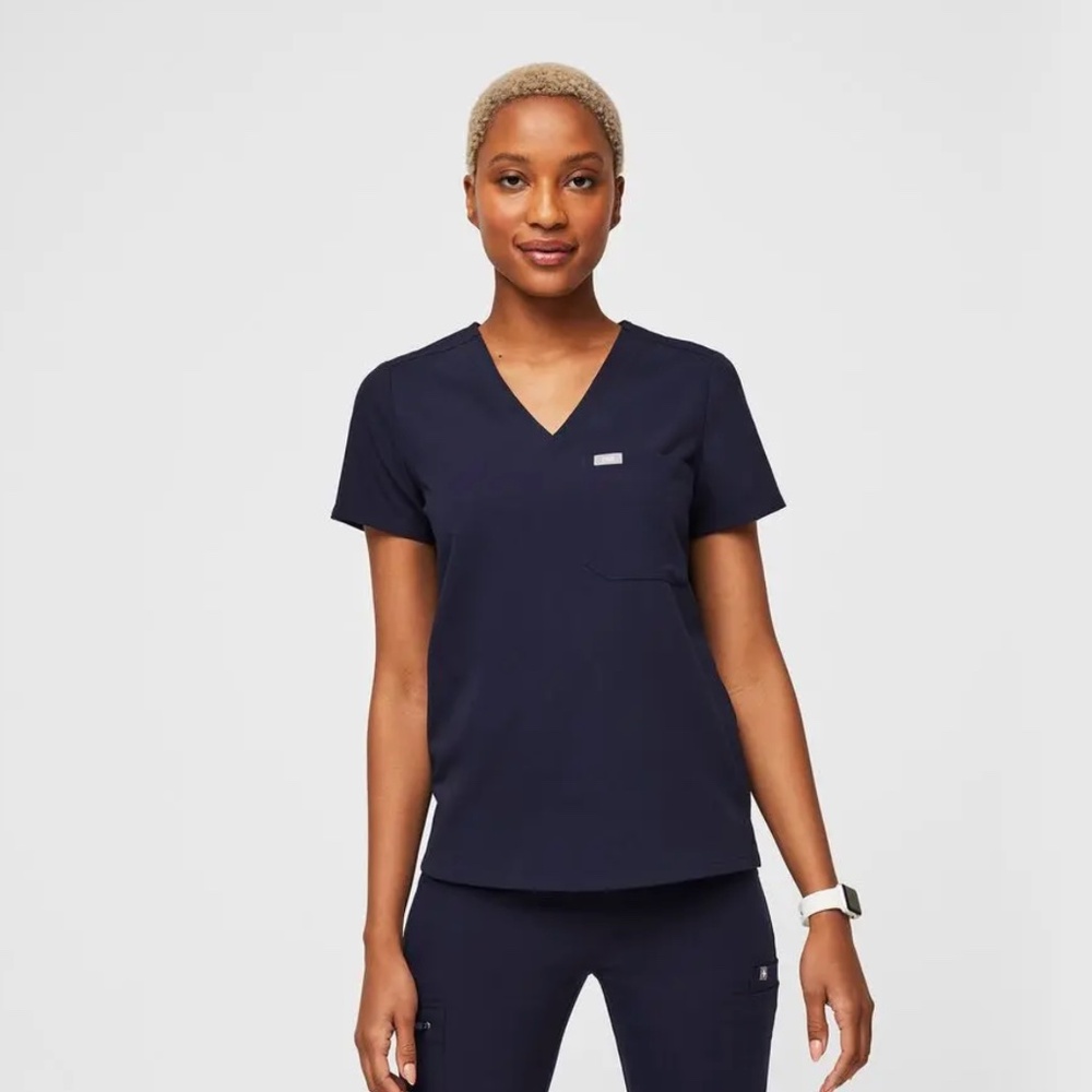 FIGS Catarina One-Pocket Scrub Top in Navy Blue size Women's M